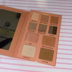 Glow and Go set. Eyeshadow palette and face powders
